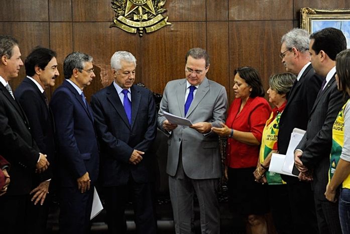 Presidente do Senado, Renan Calheiros (PMDB-AL), recebe senador Eduardo Amorim (PSC-SE) e deputados federais junto com representantes de agentes de saúde de todo o país