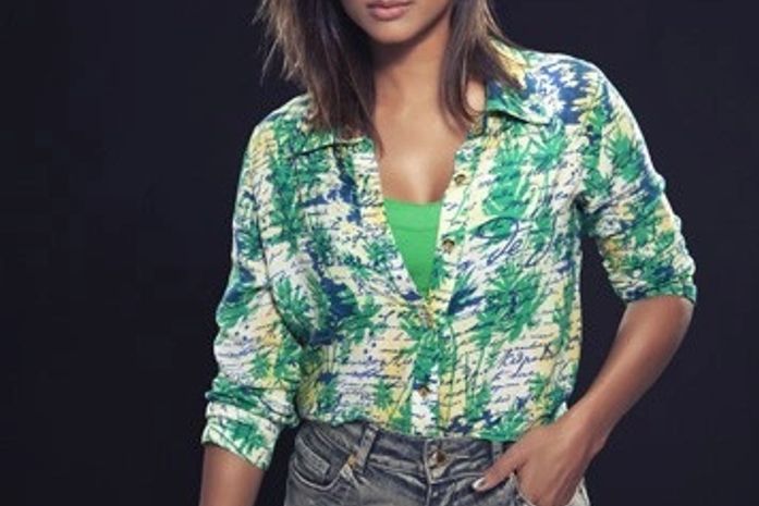 Thaíssa Carvalho posa com coleção de roupas inspirada na Copa