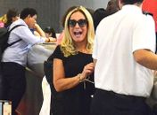 Susana Vieira dá show de bom humor ao circular por aeroporto