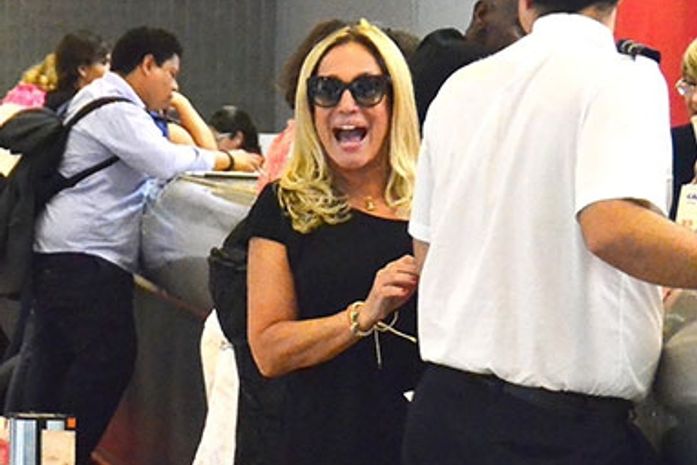 Susana Vieira dá show de bom humor ao circular por aeroporto