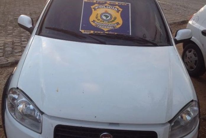 Polícia Rodoviária federal recupera carro roubado em 2011