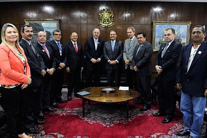 Renan recebe representantes da Marcha dos Prefeitos
