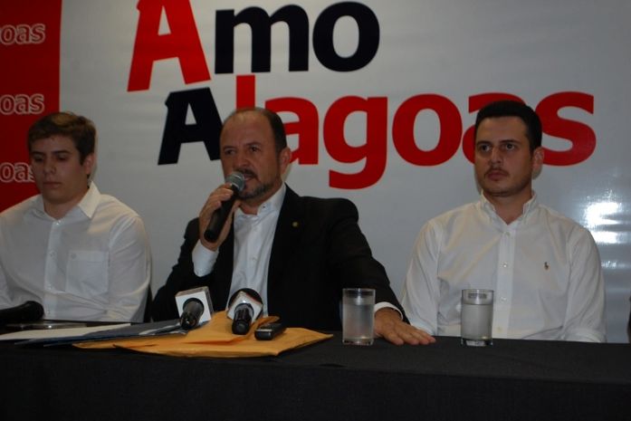 Antônio Albuquerque ao lado do filho Nivaldo Albuquerque, à direita