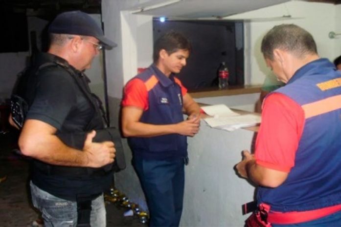 Operação interdita bar em Jacaré dos Homens