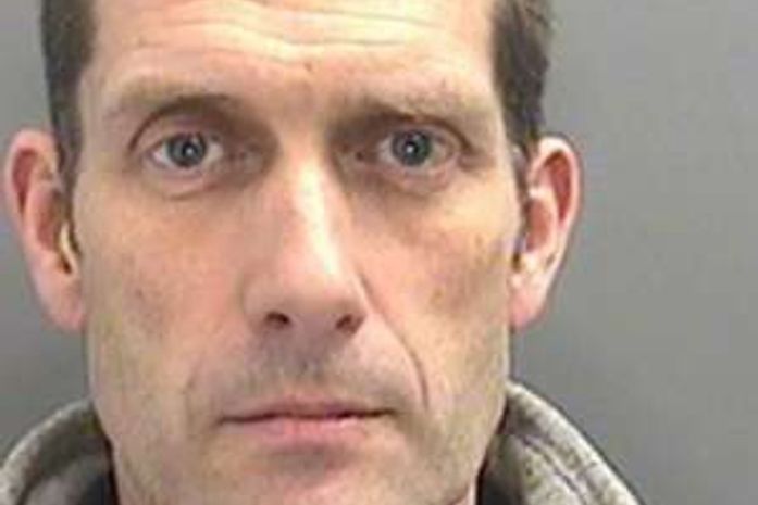 Vice-diretor de escola é preso por gravar alunos no banheiro