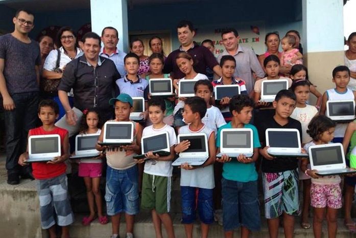Prefeito entrega 400 netbooks em Girau