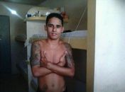 Reeducando utiliza celular para atualizar Facebook dentro de presídio