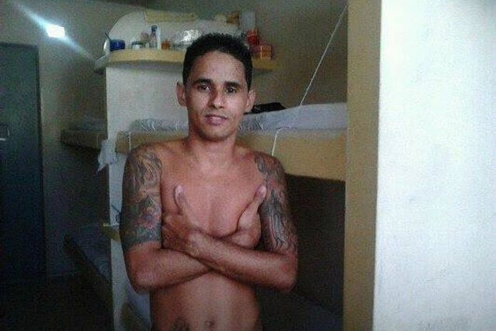 Reeducando utiliza celular para atualizar Facebook dentro de presídio