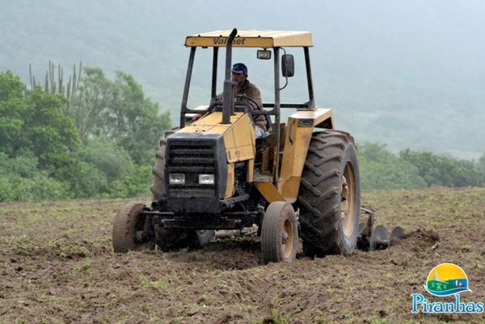 Prefeitura de Piranhas oferta agricultores com horas de trator