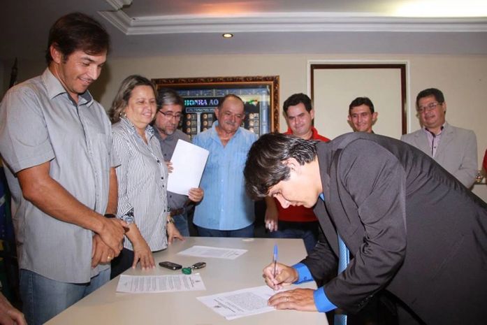 Câmara de Palmeira dá posse ao vereador Fábio Targino