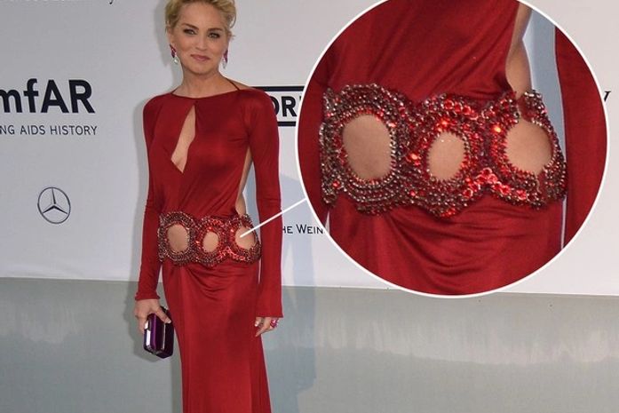 Sem sutiã, Sharon Stone ousa com vestido decotado em baile de gala