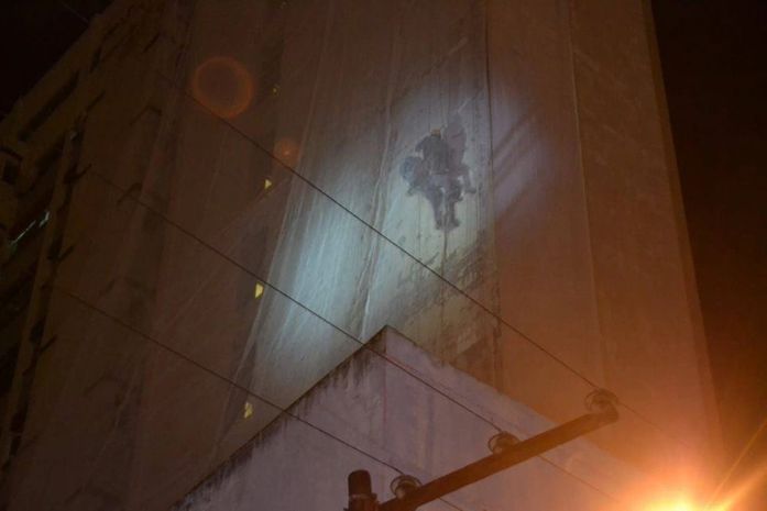 Bombeiros resgatam trabalhadores em andaime