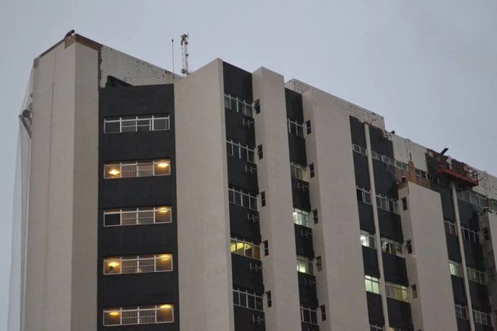 Bombeiros resgatam trabalhadores em andaime