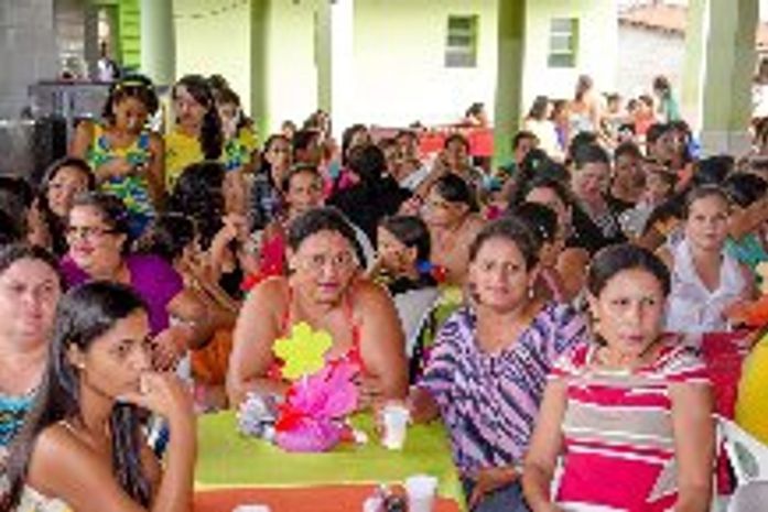 Alunos da Escola Prefeito Benício Ferreira em Limoeiro realizam homenagem às mães