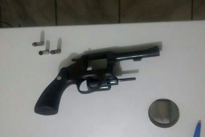 Adolescente é apreendido com arma de fogo no jacintinho