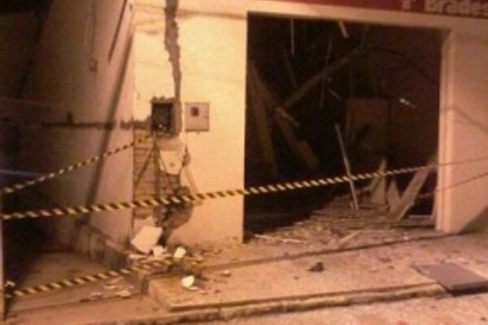 Assaltantes explodem agência bancária em Santana do Mundaú