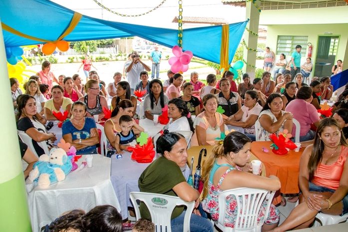 Alunos da Escola Prefeito Benício Ferreira em Limoeiro realizam homenagem às mães