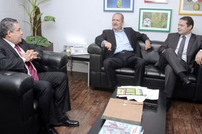 Prefeito de Palmeira dos Índios garante recursos e apresenta projeto para estádio