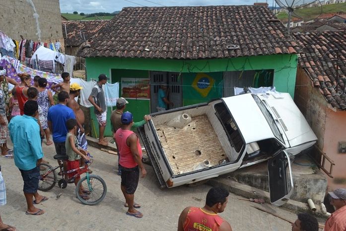 Saveiro invadiu residência