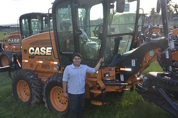Prefeito Newberto Neves animado com a chegada de mais uma máquina do PAC em Japaratinga