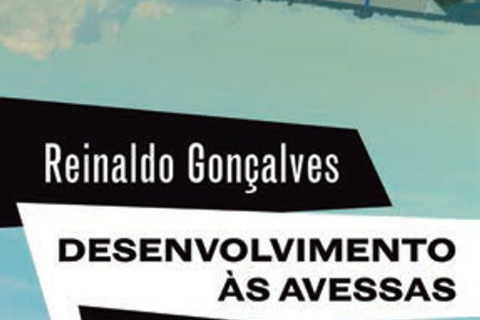 Desenvolvimento às avessas: uma resenha crítica