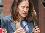 Sem maquiagem, Sarah Jessica Parker exibe rosto cansado