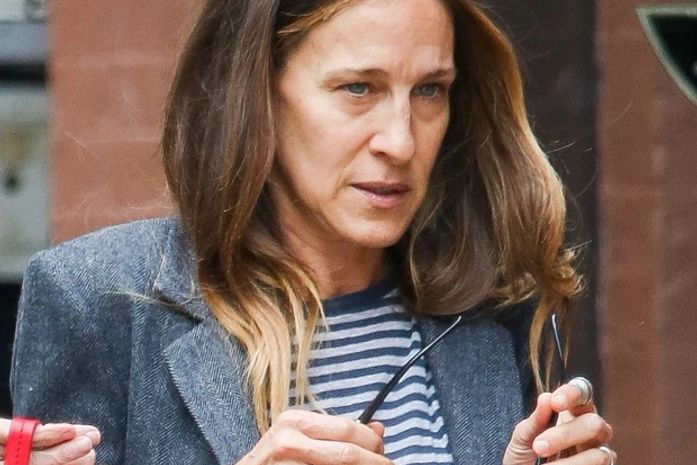 Sem maquiagem, Sarah Jessica Parker exibe rosto cansado