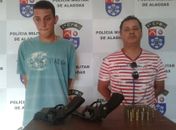 Dupla foi presa com armas e munições 