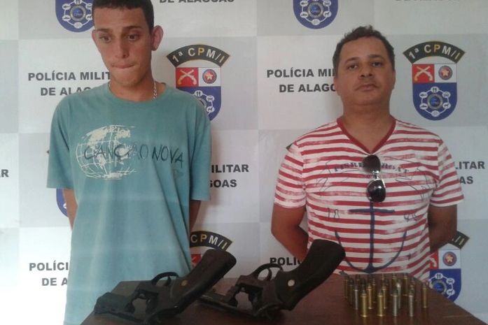 Dupla foi presa com armas e munições