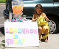 Anja, filha de Alessandra Ambrósio, vende limonada em frente a restaurante