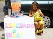 Anja, filha de Alessandra Ambrósio, vende limonada em frente a restaurante