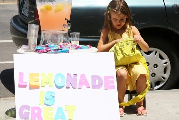 Anja, filha de Alessandra Ambrósio, vende limonada em frente a restaurante