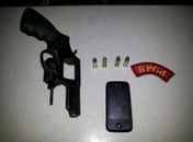 Casal de adolescentes é apreendido com armas e munições 