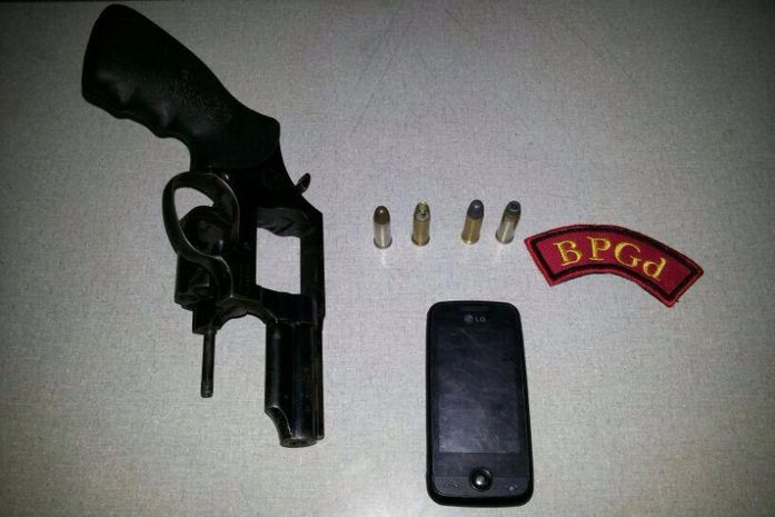 Casal de adolescentes é apreendido com armas e munições