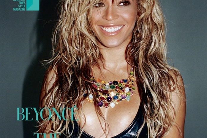Beyoncé aparece sexy e decotada em capa de revista
