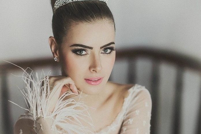 Rayanne Morais posa vestida de noiva e fala sobre casamento