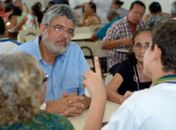 Tavares conhece restaurante popular no Benedito Bentes