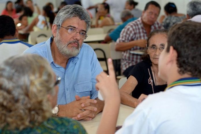 Tavares conhece restaurante popular no Benedito Bentes