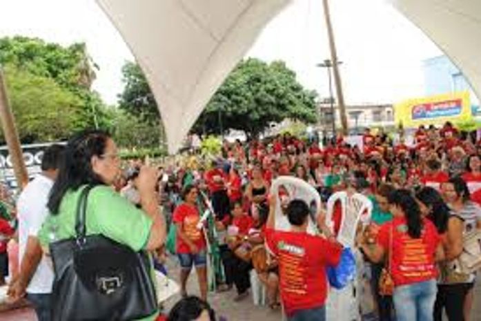 Em greve, professores da rede municipal realizam manifestação
