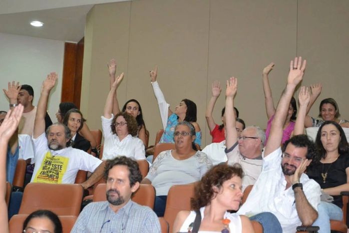 Professores votam indicativo de greve