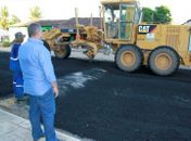 Prefeito George Clemente visita obras de pavimentação em São Miguel dos Campos 