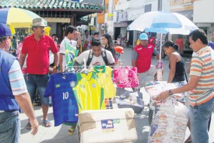 Camelôs, lojistas e poder público: um impasse no shopping popular