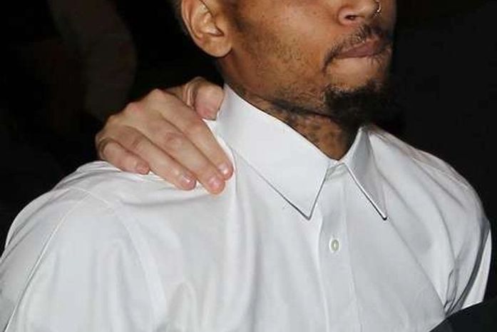 Após sair da prisão, Chris Brown comemora com festa surpresa