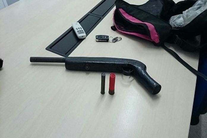 Arma apreendida com menor após abordagem da Base do Selma Bandeira