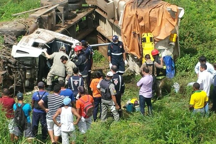 Caçamba caiu em ribanceira; motorista ficou preso às ferragens