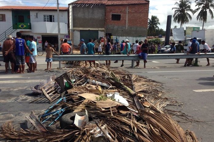 Moradores bloquearam trecho da AL 101 Sul