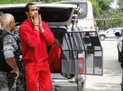 Goleiro Bruno manda beijo para filhas antes de audiência em 2011 