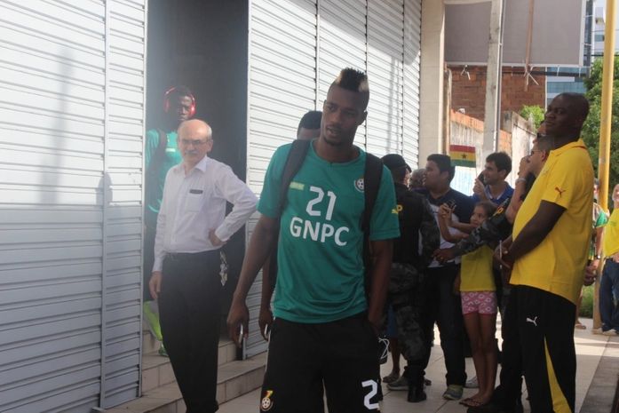 Jogadores de Gana seguem para treino no Rei Pelé
