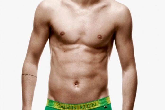 Veja foto de Oscar, da seleção brasileira, em campanha de cueca