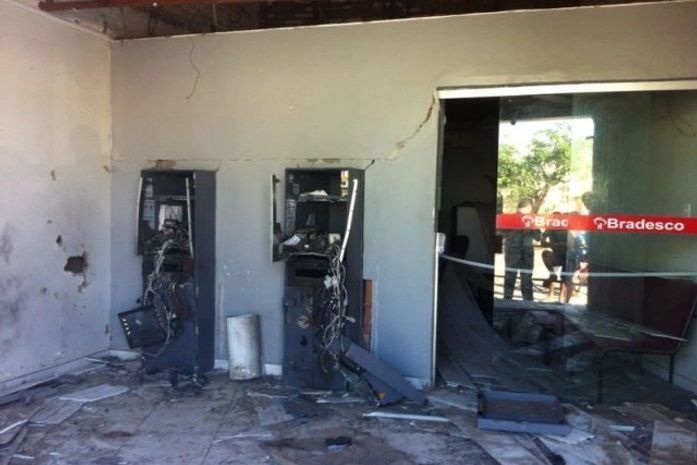 Quadrilha explode caixas de banco, mas sai de agência sem dinheiro